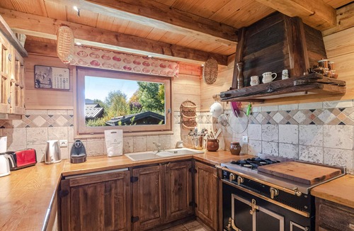 Chamonix City Centre Ski Chalet | Typical Chalet in Chamonix with Parking and Wifi, Near Center and Slopes