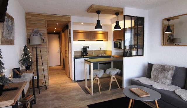 Cozy Studio for 4 with Ski Access, Private Balcony, and Parking in L'Alpe d'Huez in Huez