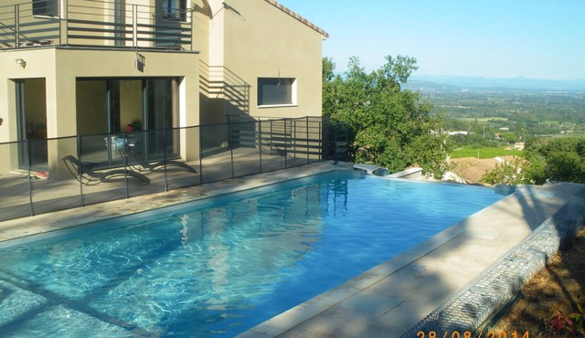 Newly built, secluded villa with a pool—sleeps 8 to 12—sauna—air conditioning in Saint-Julien-De-Peyrolas