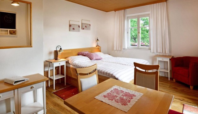 Room 2 | Rotes Herzerl (1-2 nights) - Kleinhofers Himbeernest in Baierdorf-Dorf